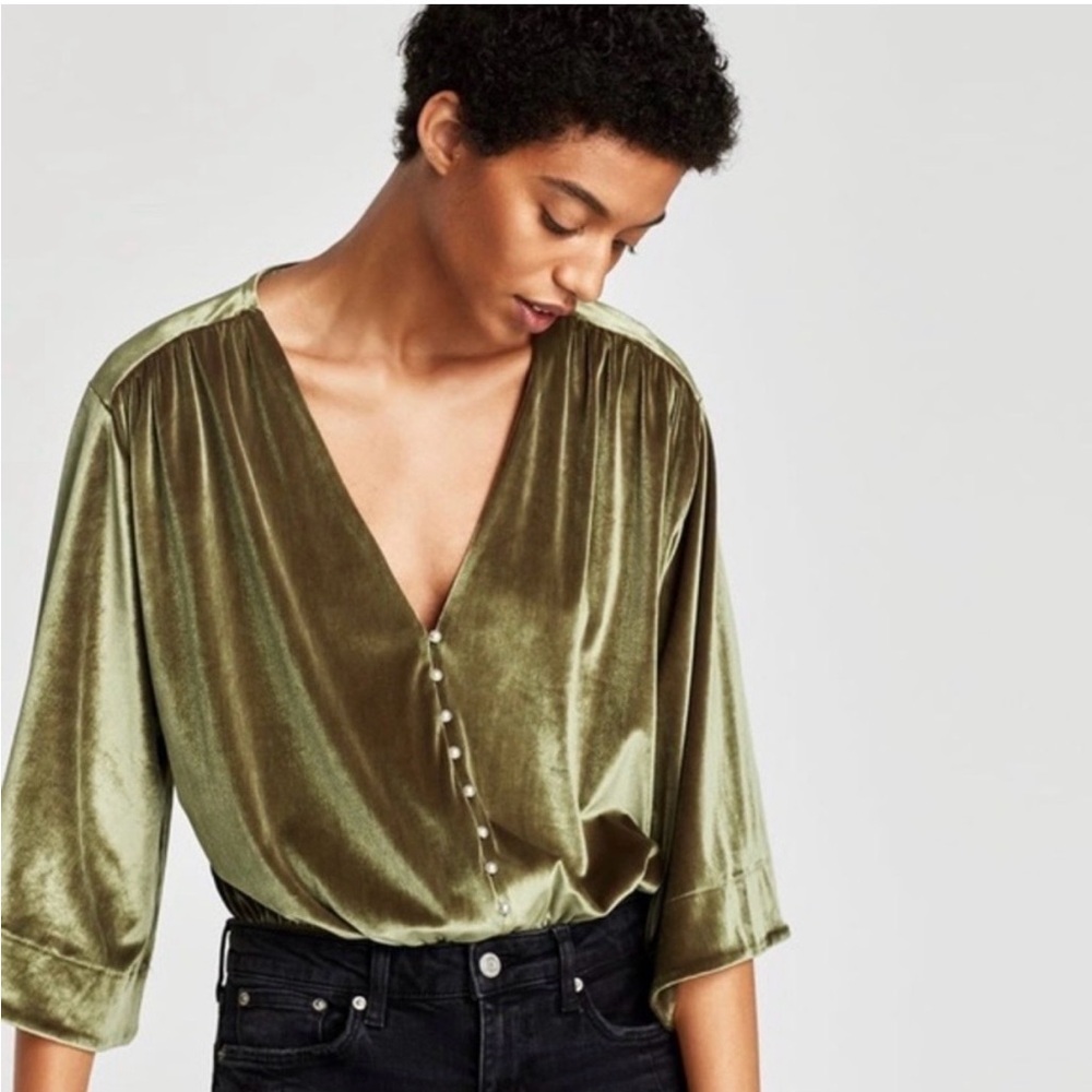 Zara green velvet bodysuit featuring faux pearl buttons and three quarter sleeve - Picture 2 of 6